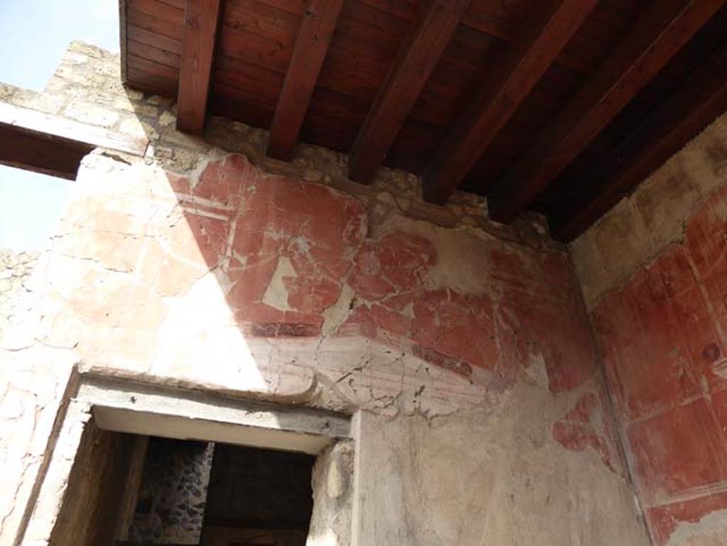IV.4, Herculaneum, October 2014. Upper west wall and north-west corner of small courtyard 3. Photo courtesy of Michael Binns.